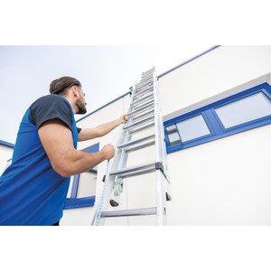 Günzburger Steigtechnik Stufen-Seilzugleiter 2-teilig mit nivello Traverse und clip-step R13