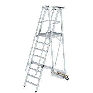 Günzburger Steigtechnik Plattformleiter klappbar mit schmalem Fahrwerk