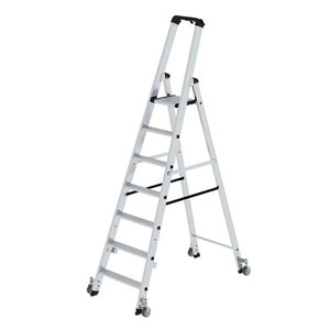 Günzburger Steigtechnik Stufen-Stehleiter einseitig begehbar mit Rollen