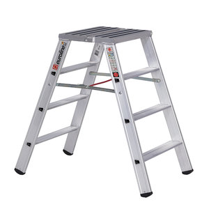 Euroline Alu-Stufenstehleiter breit Nr. 30581 obere Standfläche mit R13 Rutschhemmung