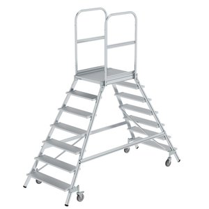 Günzburger Steigtechnik Podesttreppe beidseitig begehbar mit Federrollen Aluminium geriffelt