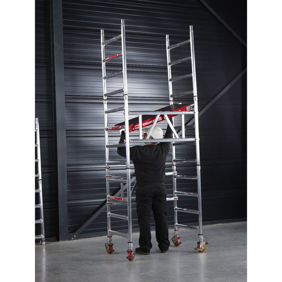 Altrex MiTower PLUS mit Fiber-Deck®-Plattform und Safe-Quick® Geländern Arbeitshöhe bis 8,2m