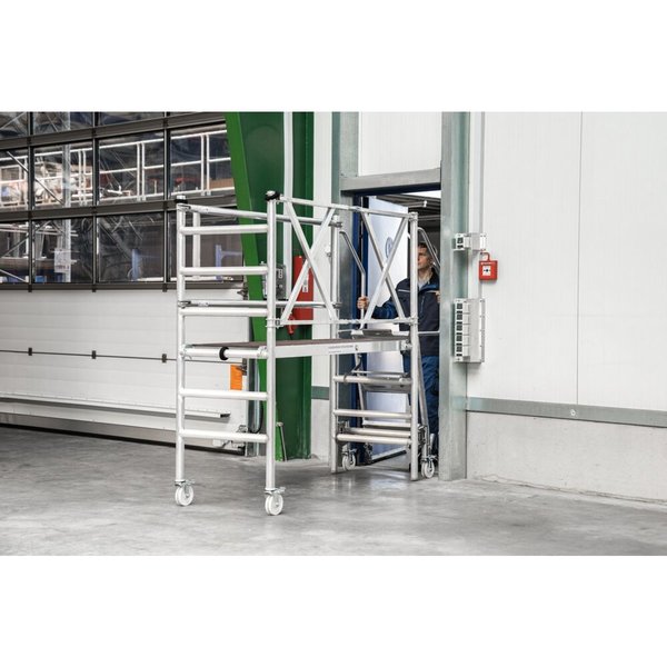 Günzburger Steigtechnik Montageplattform mit Treppenzustieg