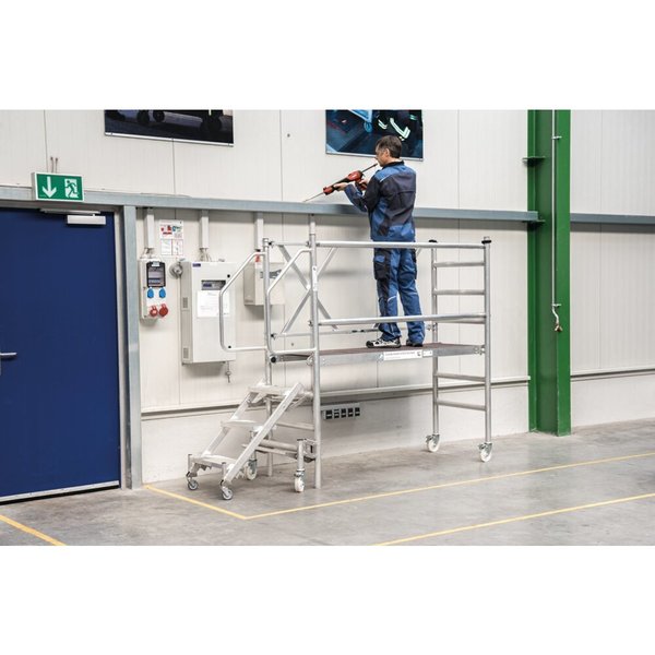 Günzburger Steigtechnik Montageplattform mit Treppenzustieg
