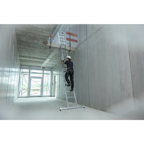 Günzburger Steigtechnik Stufen-Mehrzweckleiter 3-teilig mit nivello®-Traverse und clip-step R13 3x8 Stufen