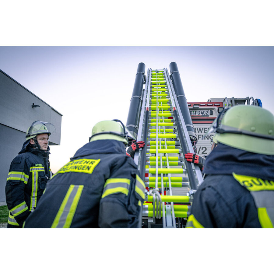 Günzburger Steigtechnik Seilzugleiter 3-teilig mit Stützen DIN EN 1147 nachleuchtend