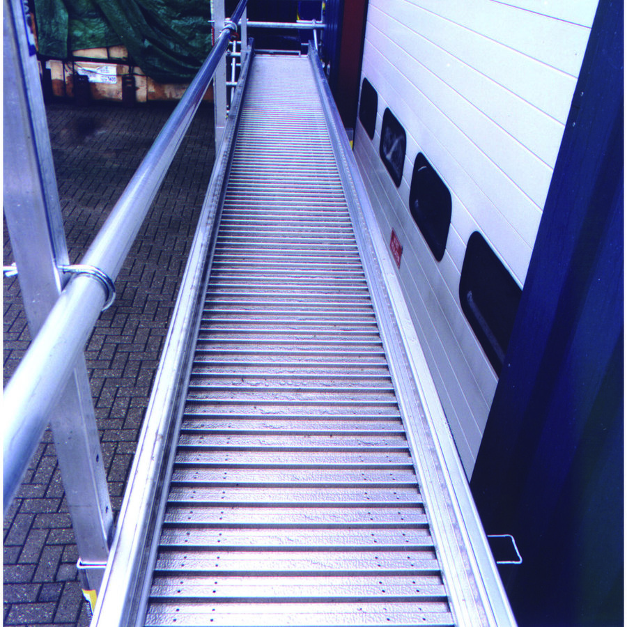 Altrex Aluminium Laufsteg für RS TOWER 5 4m/breit mit beidseitigen Geländern