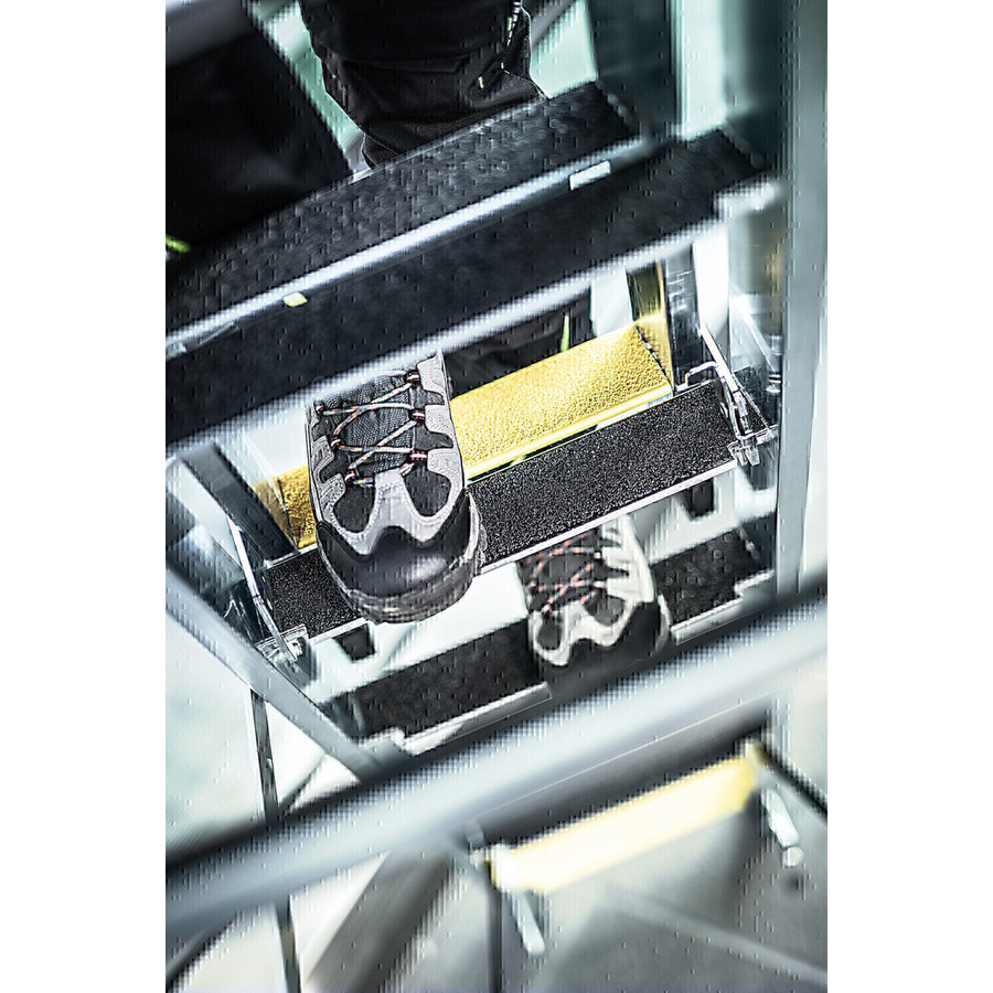 Günzburger Steigtechnik Stufen-Mehrzweckleiter 3-teilig mit nivello®-Traverse und clip-step R13 3x8 Stufen