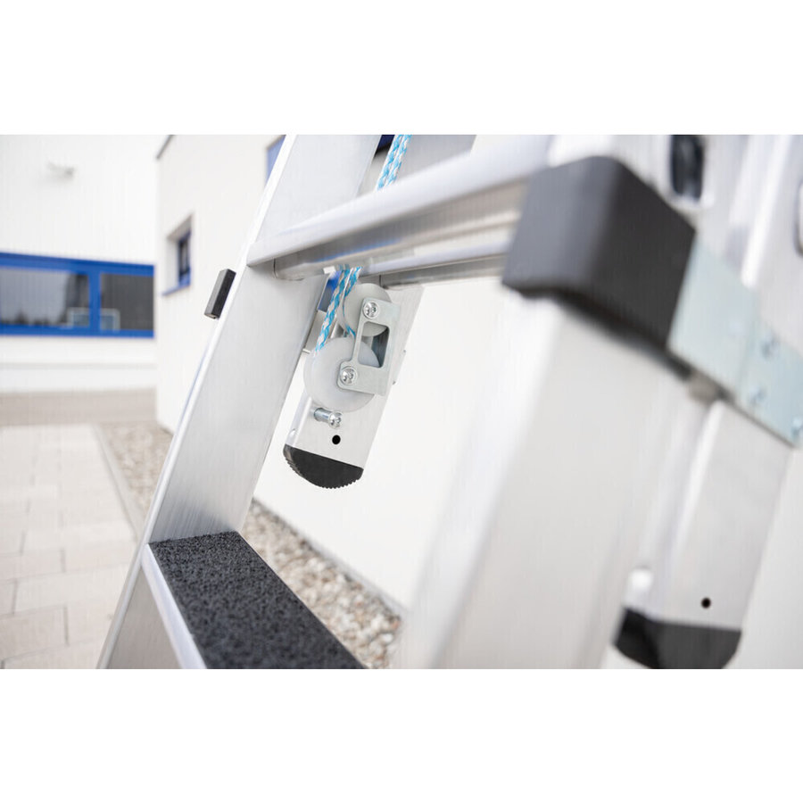 Günzburger Steigtechnik Stufen-Seilzugleiter 2-teilig mit nivello Traverse und clip-step R13 2x12 Stufen