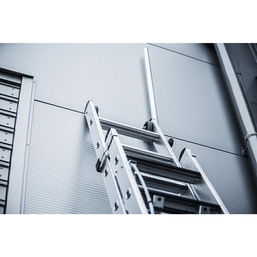 Günzburger Steigtechnik Stufen-Seilzugleiter 2-teilig mit Handlauf und Ausstiegsholm 2x12 Stufen