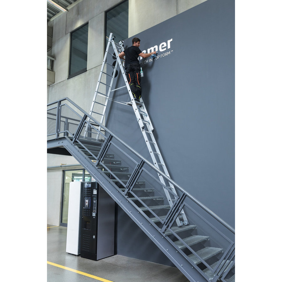 Günzburger Steigtechnik Mehrzweckleiter 3-teilig mit nivello®-Traverse und Wandlaufrollen 3x8 Sprossen