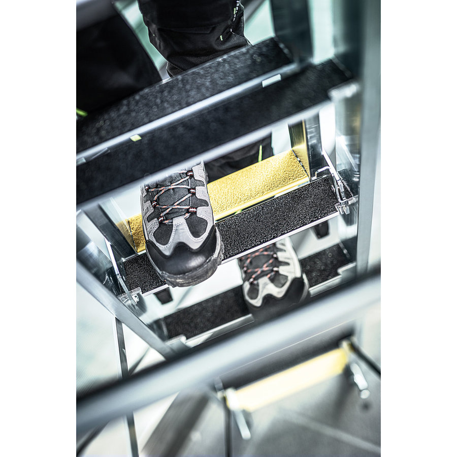 Günzburger Steigtechnik Stufen-Mehrzweckleiter 3-teilig mit nivello®-Traverse und clip-step R13 3x8 Stufen