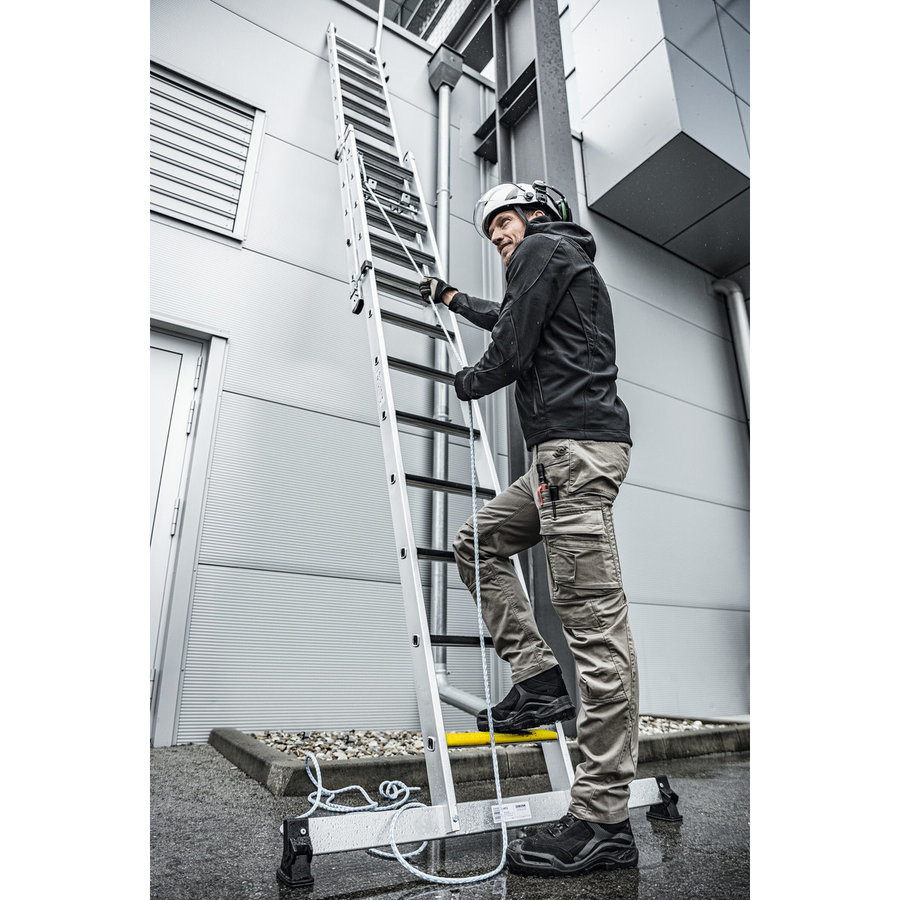 Günzburger Steigtechnik Stufen-Seilzugleiter 2-teilig mit nivello Traverse und clip-step R13 2x12 Stufen