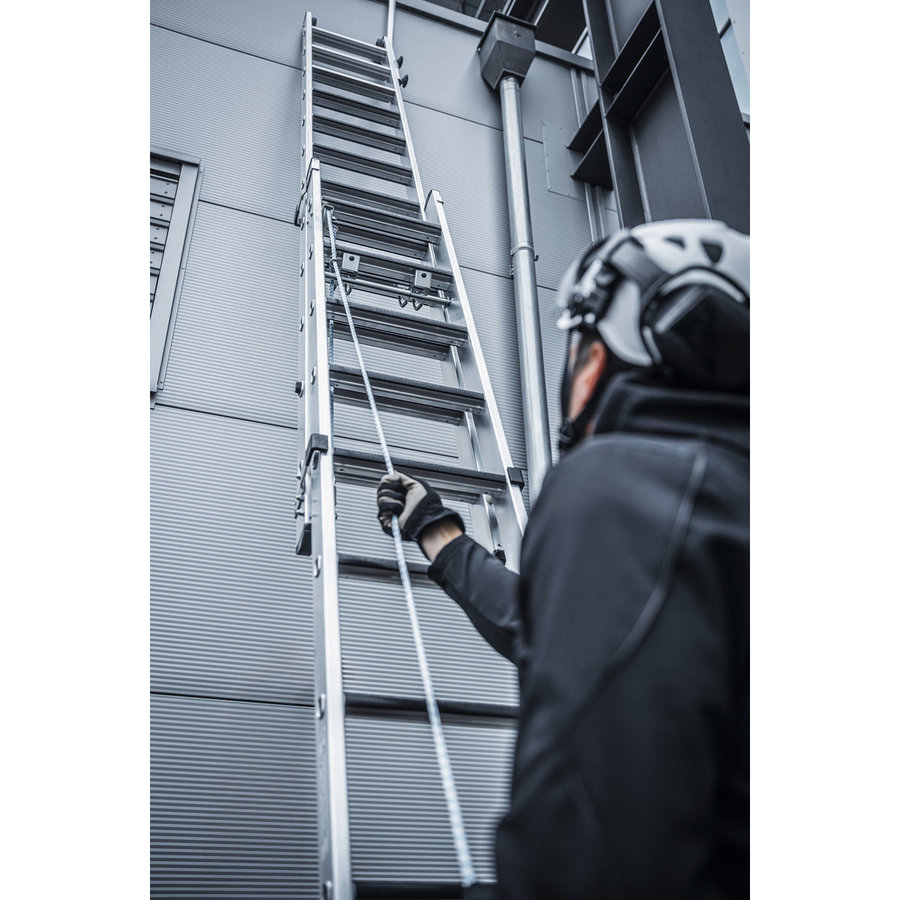 Günzburger Steigtechnik Stufen-Seilzugleiter 2-teilig mit Handlauf und Ausstiegsholm 2x12 Stufen