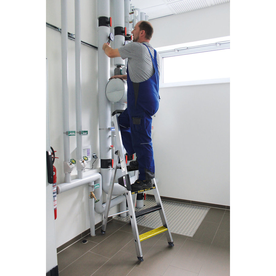 Günzburger Steigtechnik Stufen-Stehleiter 250 kg einseitig begehbar mit clip-step R13 5 Stufen