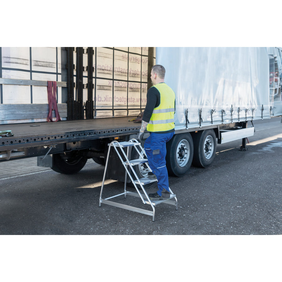 Günzburger Steigtechnik Arbeitspodest einseitig begehbar Aluminium geriffelt 4 Stufen