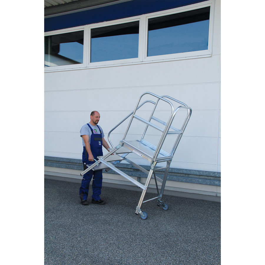 Günzburger Steigtechnik Podesttreppe einseitig begehbar mit Rollen und Griffen Aluminium geriffelt 7 Stufen
