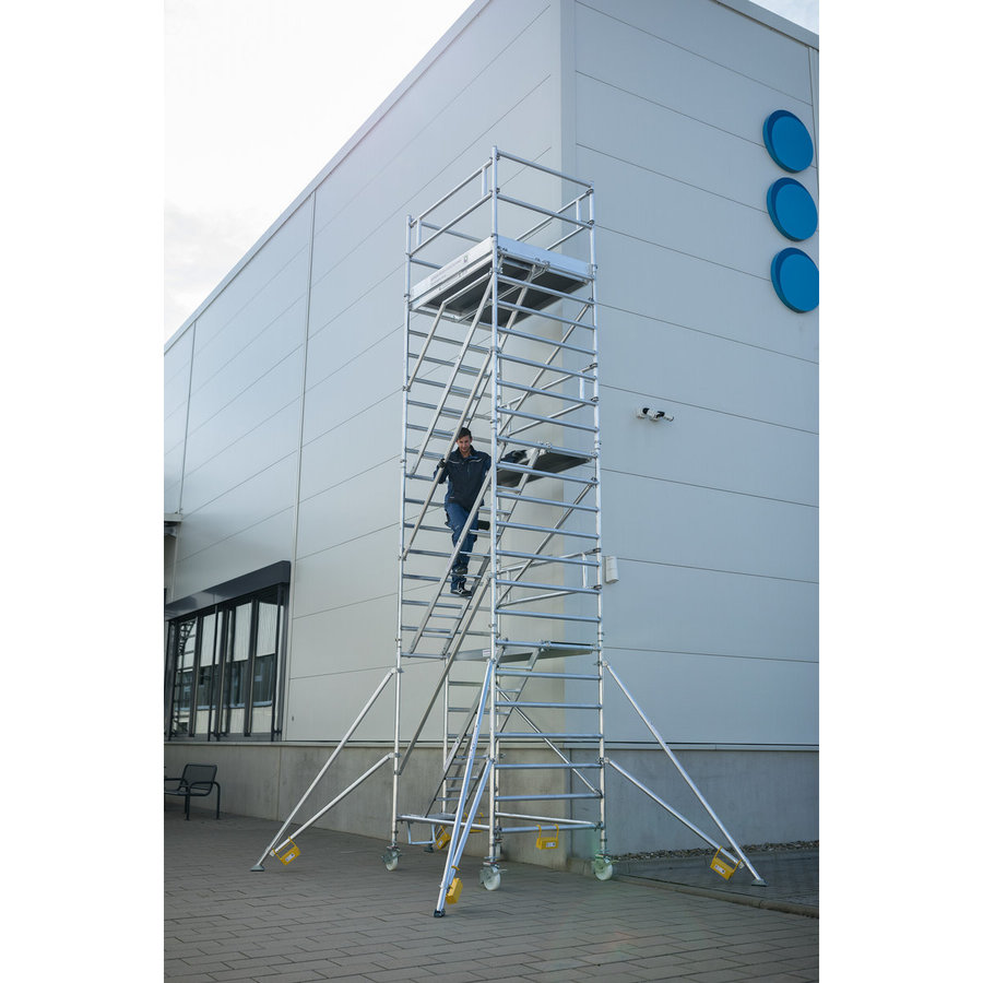 Günzburger Steigtechnik Rollgerüst 1,35 x 1,80 m mit Schrägaufstiegen & Ausleger Plattformhöhe 10,35 m