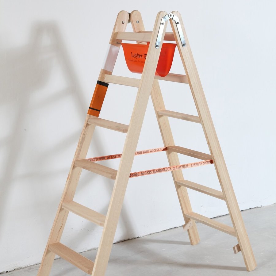 Layher Holzstehleiter mit 80mm breiten Stufen, beidseitig begehbar 5 Stufen / Länge 1,37 m
