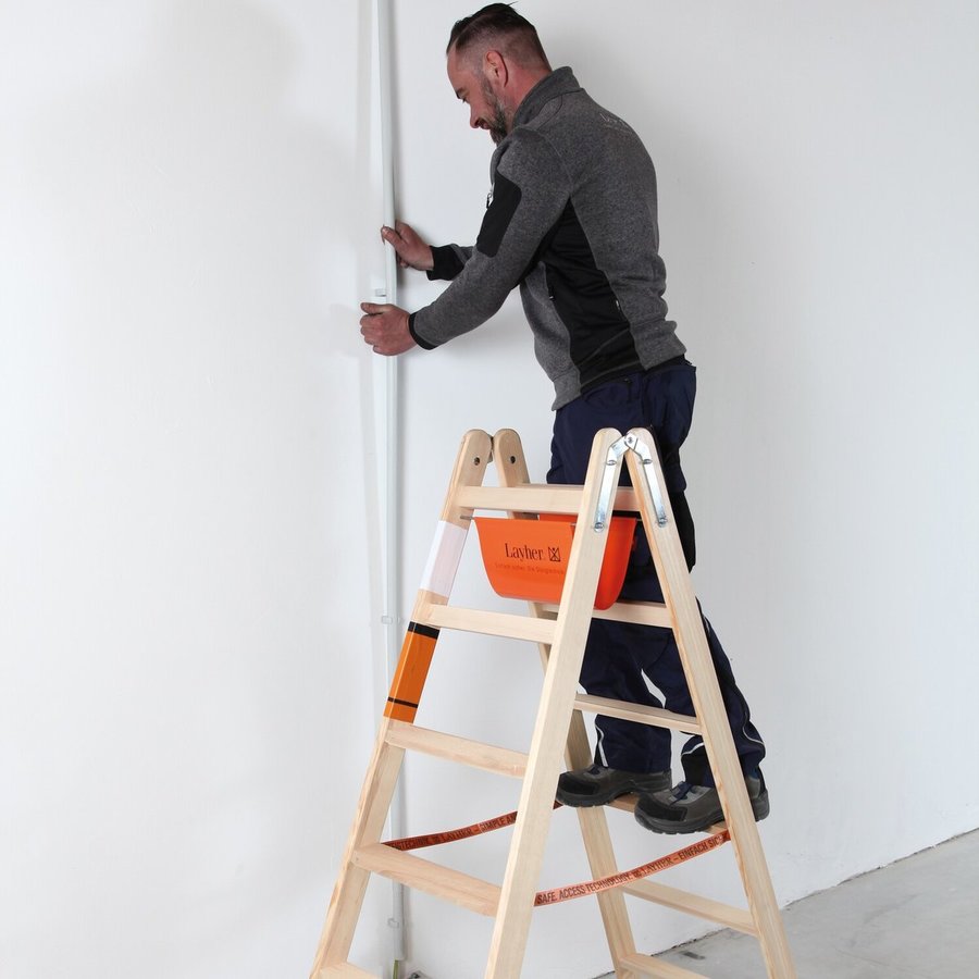 Layher Holzstehleiter mit 80mm breiten Stufen, beidseitig begehbar 5 Stufen / Länge 1,37 m