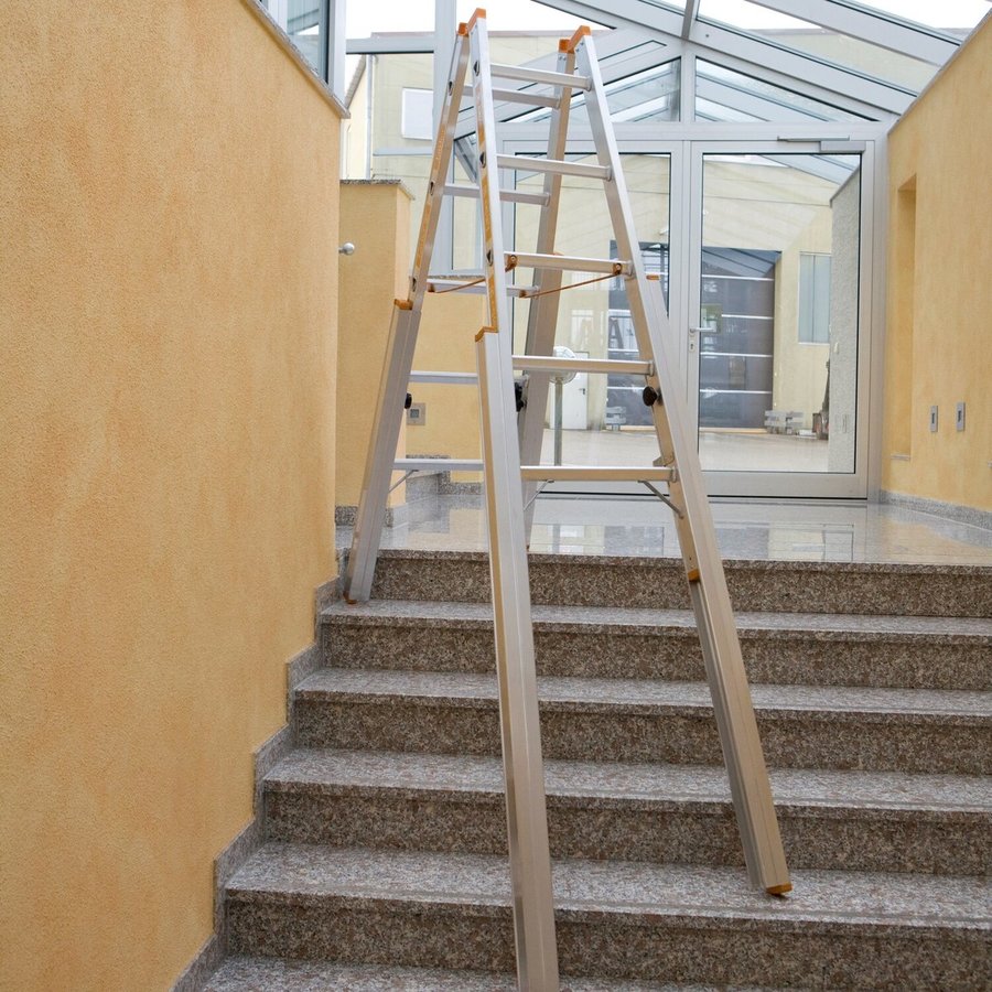 Layher Treppenstehleiter TOPIC 8 Sprossen, Aluminiumleiter klappbar mit verstellbaren Holmen, Länge 2.40 m