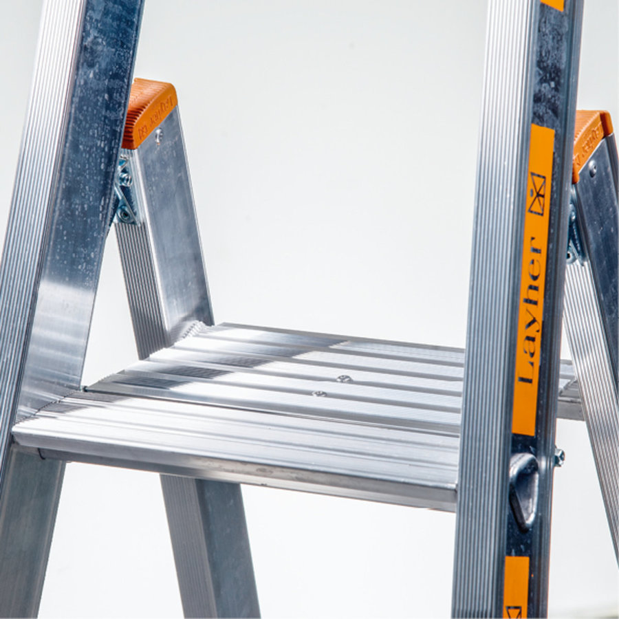 Layher Stufenstehleiter einseitig begehbar TOPIC mit 10 breiten Stufen; Aluminiumleiter klappbar mit Podest, Länge 3.20 m